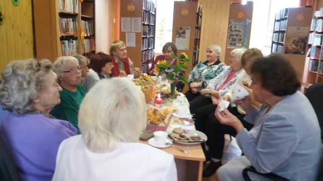 Seniori tiekas bibliotēkā Strautiņos